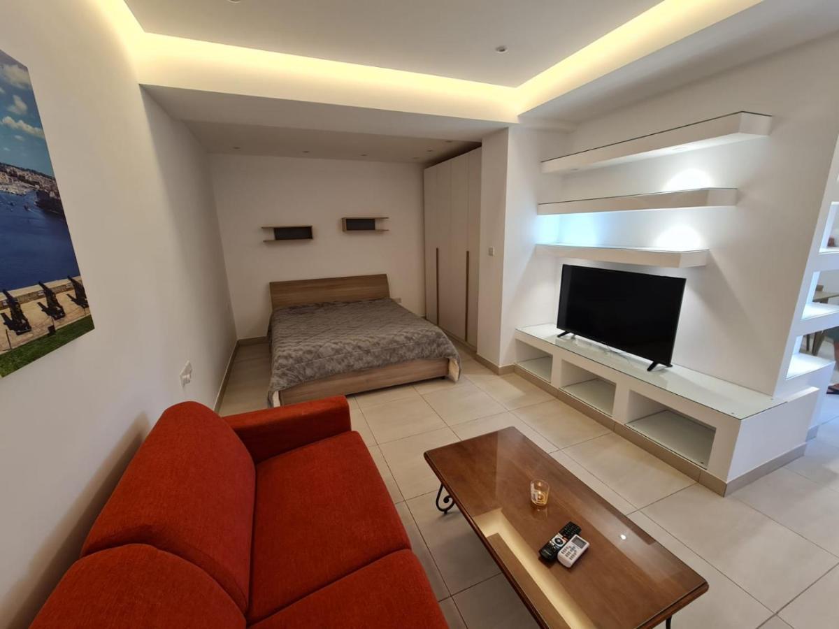 Apartment Crescent Corner