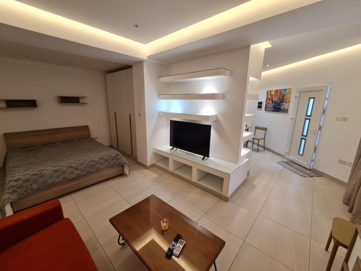 Apartment Crescent Corner *